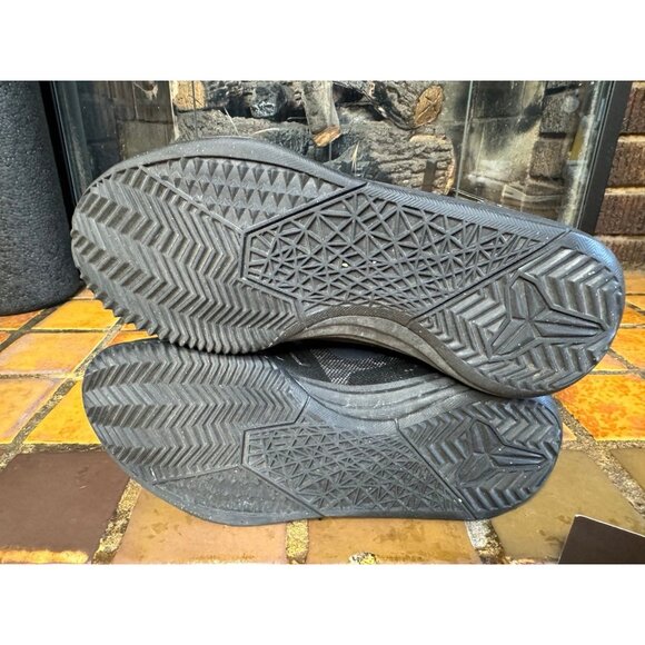 Mens 8 Nike Kobe Mentality Triple Black Athletic Basketball Sneakers 704942-002 - Picture 8 of 9